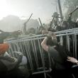 Сотрудники правоохранительных органов оттесняют участников митинга «Марш миллионов» на Болотной площади