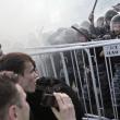 Cотрудники правоохранительных органов оттесняют участников митинга «Марш миллионов» на Болотной площади