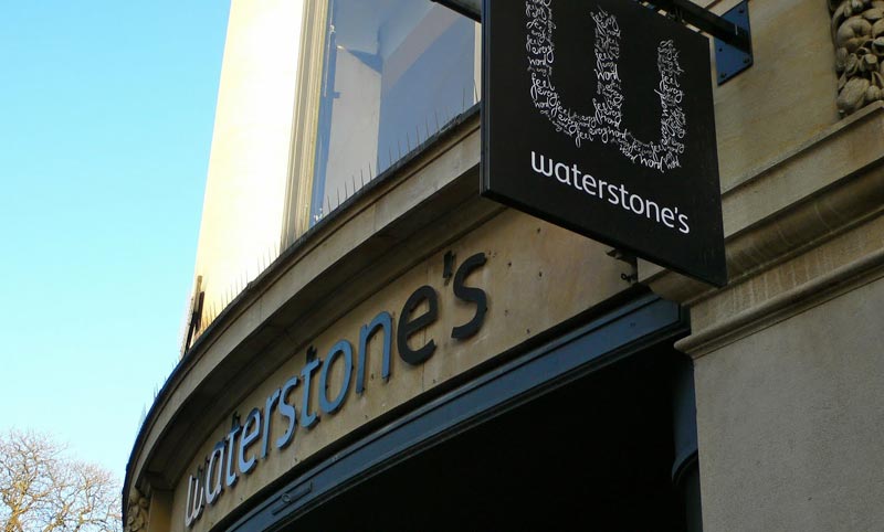 Соглашение с Amazon позволит продавать новые букридеры Kindle в британской сети книжных магазинов Waterstones, которая с 2010 года принадлежит российскому миллиардеру Александру Мамуту.