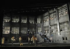 Сцена из оперы «Сон в летнюю ночь» в постановке Кристофера Олдена в Английской национальной опере