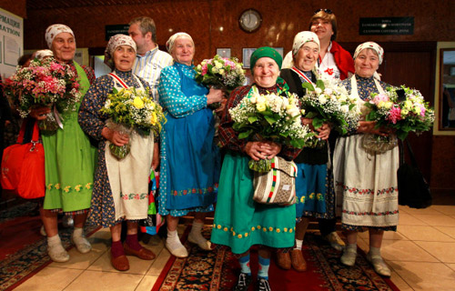 «Бурановские бабушки» в аэропорту «Домодедово» по возвращении с конкурса «Евровидение-2012» 