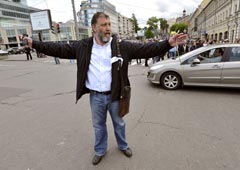 Сергей Пархоменко во время акции литераторов  «Контрольная прогулка»  на Чистопрудном бульваре в Москве, 13 мая 2012 года
