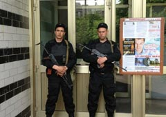 Адвокаты Алексея Навального в течение нескольких часов не могли присутствовать при обыске — их не пропускали в его квартиру сотрудники правоохранительных органов, вооруженные автоматами.