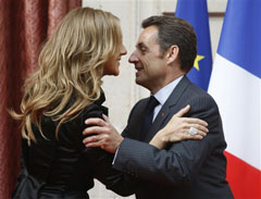 Саркози сыплет орденами
