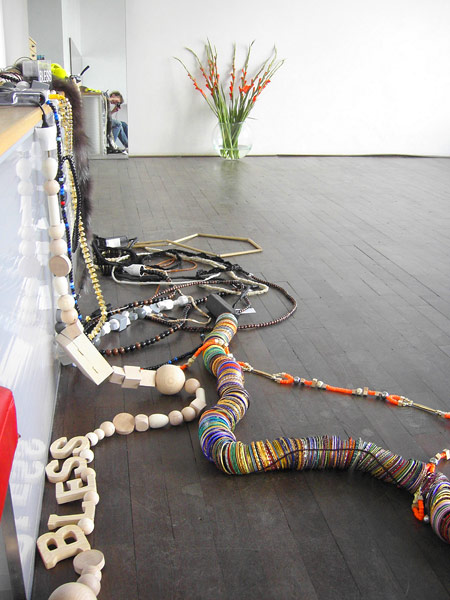 Инсталляция с проводами Bless в галерее Oona