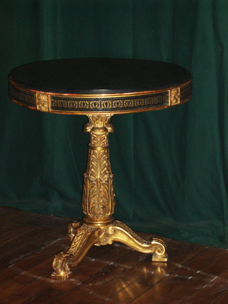 Круглый столик на одной ножке, около 1830