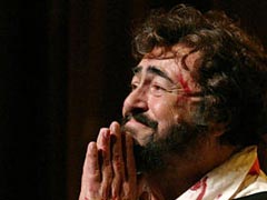 Лучано Паваротти прощается с публикой со сцены нью-йоркской «Метрополитен-оперы» после представления оперы Пуччини «Тоска». 13 марта 2004 года