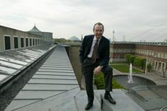 Жан-Юбер Мартен на крыше Дюссельдорфского дворца искусств. 2000