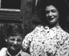 Джон Леннон с матерью Джулией