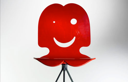  Вернер Пантон. Стул Funny chair. Бук, крашенный анилином, эмалированная сталь. 1983 
