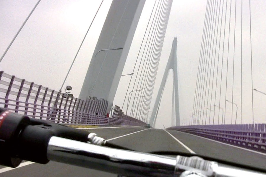 Райнер Ганал. Пересекая мост через залив Ганчжоу – созерцание с Каспаром Давидом Фридрихом (1774 – 1840). Кадр из фильма. 2008