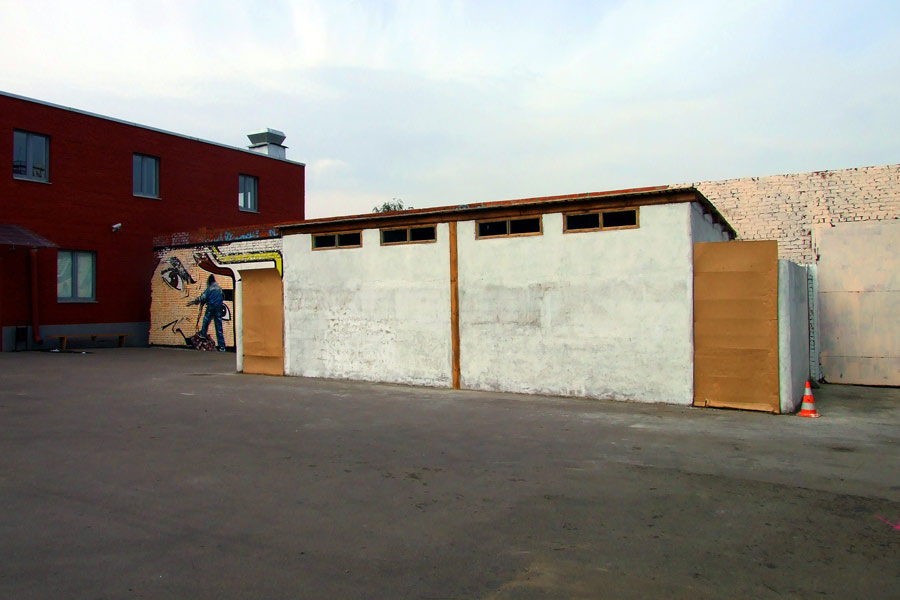 Вид готовящейся инсталляции «Туалет» на Винзаводе, 2008