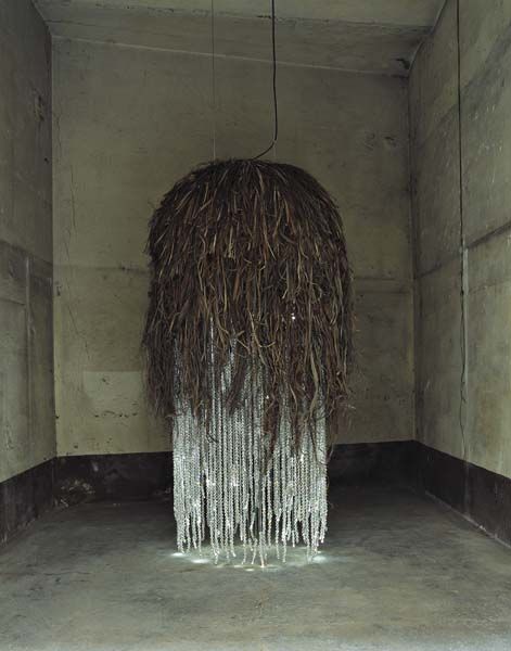 Лампа «Prived Oca». 2003. Волокно пальмы рафия, кристаллы Swarovski. Высота 240 см, длина 100 см - Фернандо и Умберто Кампана