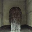 Лампа «Prived Oca». 2003. Волокно пальмы рафия, кристаллы Swarovski. Высота 240 см, длина 100 см