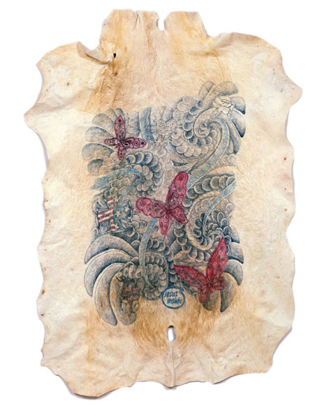 Вим Дельвуа. Без названия (Бабочки). Татуировка на свиной коже, под стеклом. 2007 