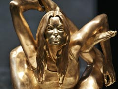 Британский музей выставил золотую супермодель