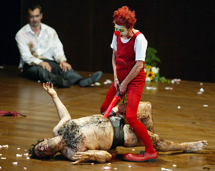 Бруно Катомас и Сильвия Фенц в спектакле «Эдвард II», режиссер Себастьян Нюблинг