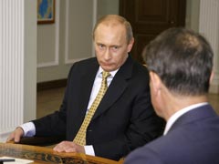 Глава правительства России Владимир Путин и министр культуры РФ Александр Авдеев во время встречи в Ново-Огарево.
