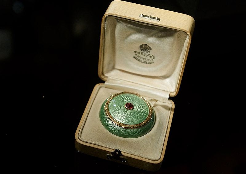 Генрик Вигстрем. Пудреница. Золото двух цветов, позолоченное серебро, зеленая гильошированная эмаль. 1908-1917