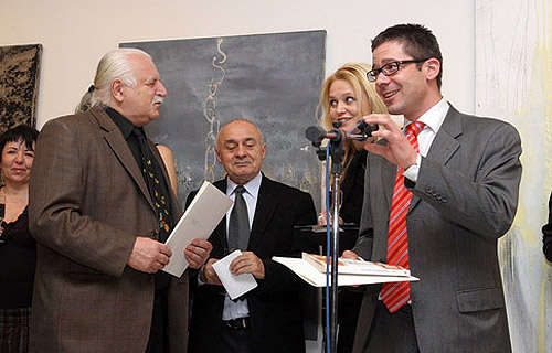  Милан Книжак (слева) вручает приз Национальной галереи представителю Ztohoven 