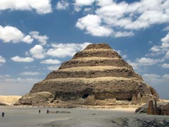 Саккара. Ступенчатая пирамида Джосера. Ок. 2750 г. до н.э. (древнейшее из сохранившихся в мире каменных зданий)