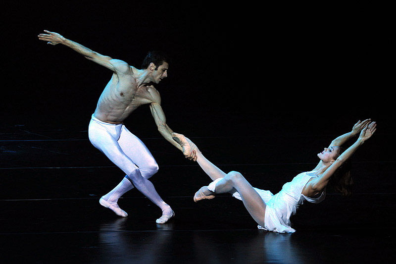 Ульяна Лопаткина и Массимо Мурру во время выступления с программой «Ролан Пети и звезды мирового балета»