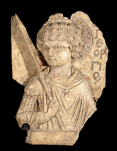 Святой Георгий. Фрагмент фигуры. Византия, X век. Слоновая кость. 5x3,8 см