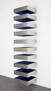  Дональд Джадд. Без названия. 1977. Нержавеющая сталь, синее органическое стекло. 15,2x68,6x61см 