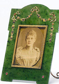  Рамка для фотографии. Мастерская Карла Фаберже.  1898-1908. Золото, позолоченное серебро, нефрит. Высота: 12,9см  