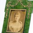 Рамка для фотографии. Мастерская Карла Фаберже.  1898-1908. Золото, позолоченное серебро, нефрит. Высота: 12,9см