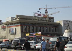 Кинотеатр «Тэнгис» в центре Улан-Батора