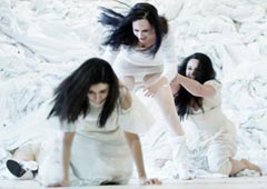 Сцена из спектакля «Три сестры» мюнхенского театра «Каммершпиле»