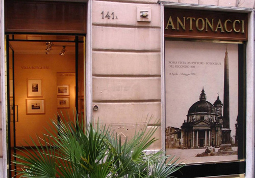 Витрина галереи Antichità Paolo Antonacci на Via del Babuino в Риме
