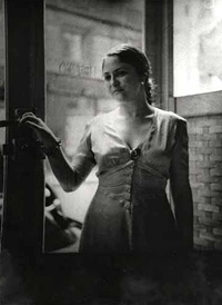  Дина Верни в своей галерее на rue Jacob. 1947  