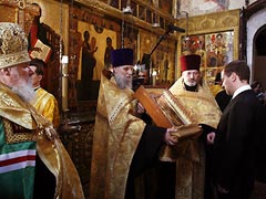 Патриарх Алексий II дарит Дмитрию Медведеву Владимирскую икону Божией Матери с пожеланием «душевной крепости, мудрости и терпения». Май 2008 года