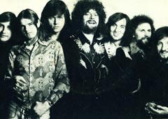 Участники ELO на обложке сингла «Evil Woman» (1975). Келли Гроукатт – второй справа