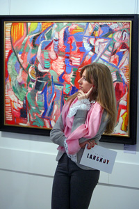 Владелица галереи «Эритаж» Кристина Краснянская на фоне картины Андре Ланского. Открытие выставки 19 февраля