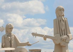 Ринго Старр и Пол Маккартни. Фрагмент 11-метрового монумента The Beatles в Хьюстоне