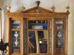 Книжный шкаф из итальянской вишни с патинированной бронзовой инкрустацией работы Карла Рооса. Ок. 1814 (продан за $859 тысяч)
