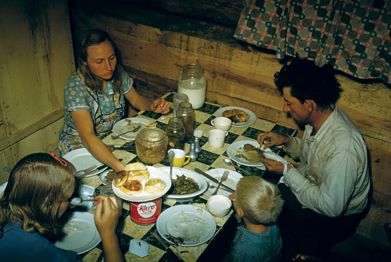 Расселл Ли. Семейство Коудиллов обедает в своей землянке. Пай Таун, Нью-Мексико. 1940