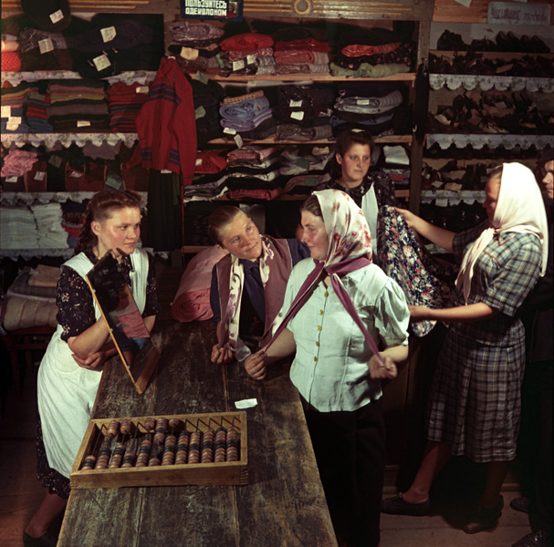 Борис Кузьмин. В сельском магазине села Хижки Канотлиского района Сумской области. 1953