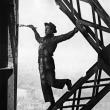 Марк Рибу. Маляр на Эйфелевой башне. 1953