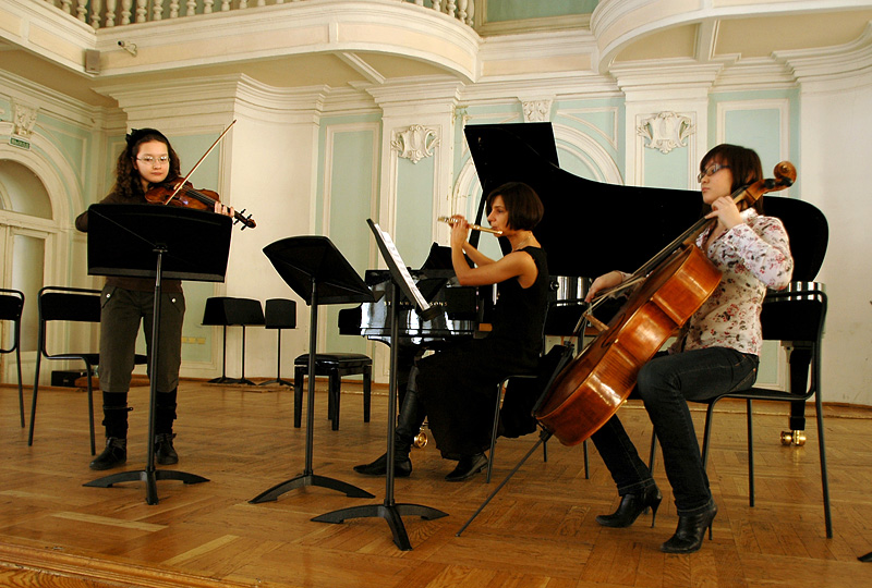 Концерт «Возвращение. Детский альбом». Мария Федотова (в центре) выступает с юными музыкантами на сцене Рахманиновского зала