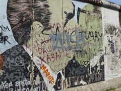 С Берлинской стены смыли граффити