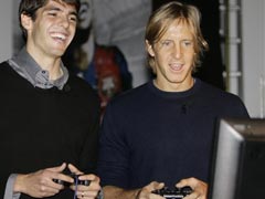 Рикардо Кака и Массимо Амброзини из команды «Милан» играют в футбольную видеоигру