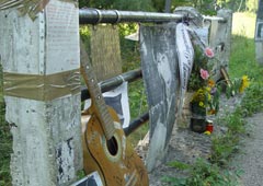 Импровизированный мемориал на месте гибели Виктора Цоя на 35-м километре трассы Слока-Талси в Латвии
