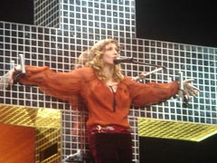 Мадонна на концерте в Праге 6 сентября 2006 года