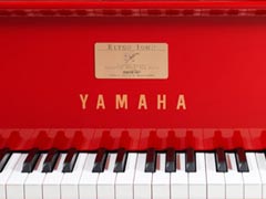 Красный рояль Yamaha, принадлежащий Элтону Джону. Стоимость: $80000
