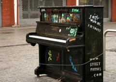 Пианино «общественного пользования» на Тряпичном рынке в Бирмингеме