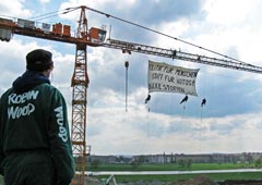 Противники моста Waldschlößchenbrücke вывешивают на нем плакат с надписью «Политика для людей, а не для автомобилей! Остановить мост.»
